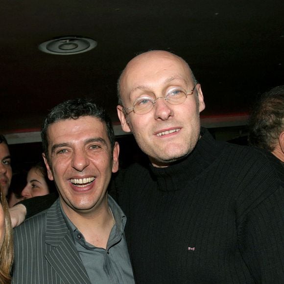 La présentatrice de TF1 Melissa Theuriau, le présentateur de LCI Thierry Gilardi, l'entraîneur Bernard Laporte et le joueur de rugby Denis Charvet assistent à la soirée « La nuit des sports » organisée par TF1 au Club l'Étoile à Paris, en France, le 21 mars 2006. Photo de Benoît Pinguet/ABACAPRESS.COM.