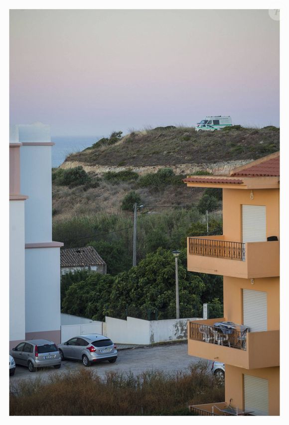 La police portugaise poursuit les recherches à Praia Da Luz, concernant la petite Maddie, Madeleine McCann, disparue en 2007. Le 1er juin 2014 (EXPRESS SYNDICATION / BESTIMAGE).