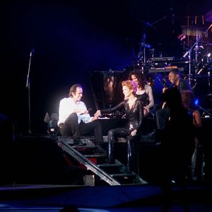 Archives - Céline Dion et Jean-Jacques Goldman lors du concert de Céline Dion au Stade de France à Paris.
Crédit : AGENCE / BESTIMAGE