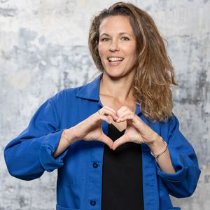Lorie (Laure Pester) en prise de vue studio en marge du tournage du clip "Je garde le sourire !" de l'association Laurette Fugain dans les Studios de l'Usine à Paris, France, le 19 septembre 2024. © Manuelle Toussaint via Bestimage