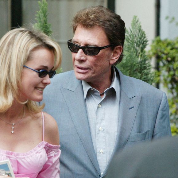 Le chanteur français Johnny Hallyday et son épouse Laeticia assistent au mariage de Patrick Bruel et Amanda Maruani au restaurant Lasserre à Paris, France, le 21 septembre 2004. Photo Bousquet-Giry-Hounsfield-Lamperti-Mousse/ABACA.