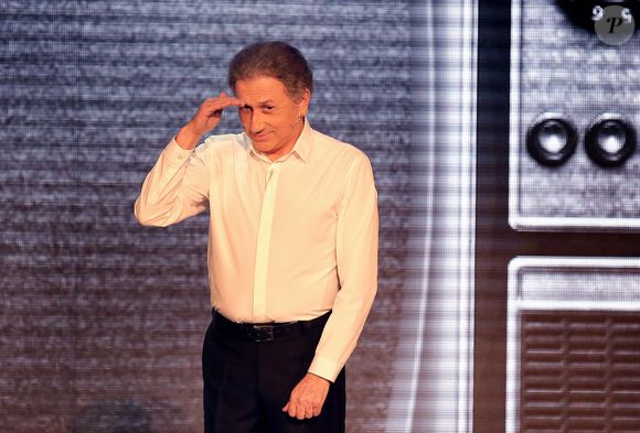 "Chaque fois, c’est aussi ça la force d’un couple, c’est ma femme qui m’a sorti de là", a-t-il reconnu. 

Exclusif - Michel Drucker est sur scène avec son premier spectacle en one-man-show " Seul...avec vous" au théâtre Fémina à Bordeaux, le 15 Avril 2016, qui raconte les coulisses et l'histoire de la télévision française. © Patrick Bernard-Quentin Salinier/Bestimage