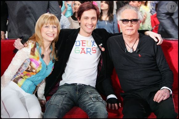 Srtone, Charden et leur fils Baptiste sur le plateau de Vivement Dimanche (France 2) en 2008 © Guillaume Gaffiot/Bestimage
