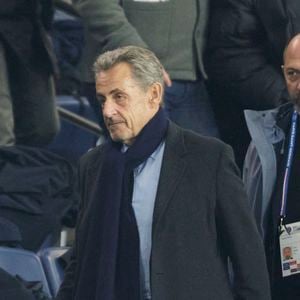 Nicolas Sarkozy - Célébrités dans les tribunes du match de Ligue 1 McDonald's opposant le Paris Saint-Germain (PSG) à Toulouse (3-0) au Parc des Princes à Paris le 22 novembre 2024. © Cyril Moreau/Bestimage