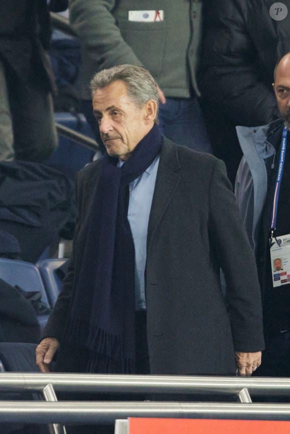 Nicolas Sarkozy - Célébrités dans les tribunes du match de Ligue 1 McDonald's opposant le Paris Saint-Germain (PSG) à Toulouse (3-0) au Parc des Princes à Paris le 22 novembre 2024. © Cyril Moreau/Bestimage