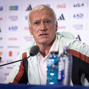 De retour à New York pour le seizième de finale contre la Suède, Didier Deschamps s'est exprimé sur l'absence d'hommage officiel pour sa mère décédée.

Didier DESCHAMP au Philadelphia Stadium, conférence de presse. Elyxandro Cegarra / PsnewZ / Bestimage