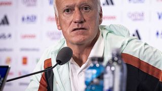 "Je ne sais pas quoi répondre" : Didier Deschamps réagit au refus de la FIFA de rendre un hommage à sa mère Ginette