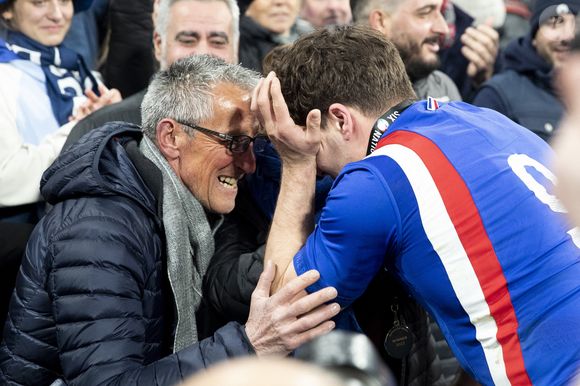Antoine Dupont, capitaine de l'équipe de France de Rugby avec ses parents, son père Jean et sa mère Marie-Pierre - La France s'offre le grand chelem dans le Tournoi des six nations, après sa victoire 25-13 contre l'Angleterre au stade de France, à Saint-Denis, Seine Saint-Denis, France, le 19 mars 2022. © Cyril Moreau/Bestimage