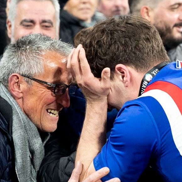 Antoine Dupont, capitaine de l'équipe de France de Rugby avec ses parents, son père Jean et sa mère Marie-Pierre - La France s'offre le grand chelem dans le Tournoi des six nations, après sa victoire 25-13 contre l'Angleterre au stade de France, à Saint-Denis, Seine Saint-Denis, France, le 19 mars 2022. © Cyril Moreau/Bestimage