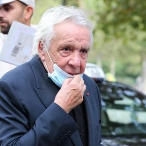 Michel Sardou arrive dans les studios de l'émission de télévision "C à vous" à Paris, France, le 30 août 2021. © Panoramic/Bestimage