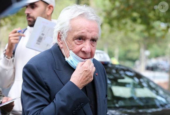 Michel Sardou arrive dans les studios de l'émission de télévision "C à vous" à Paris, France, le 30 août 2021. © Panoramic/Bestimage