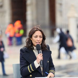 Exclusif - Leïla Kaddour-Boudadi présente le journal de 13 heures de France, depuis le parvis de la cathédrale Notre Dame de Paris, à l'issue de la première messe célébrée pour sa réouverture, le 8 décembre 2024.
© Cyril Moreau / Bestimage