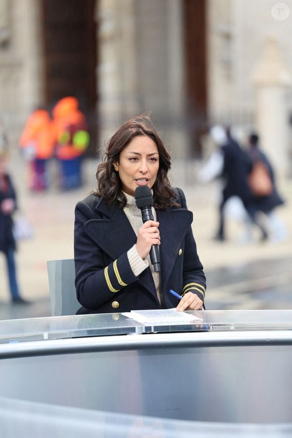 Exclusif - Leïla Kaddour-Boudadi présente le journal de 13 heures de France, depuis le parvis de la cathédrale Notre Dame de Paris, à l'issue de la première messe célébrée pour sa réouverture, le 8 décembre 2024.
© Cyril Moreau / Bestimage