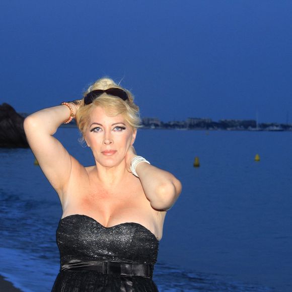 Exclusif - Loana sur la plage de Cannes lors du 76ème festival international du film, le 25 mai 2023.
© Philippe Baldini / Bestimage