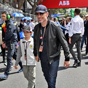 Chaque fois qu'il le peut, Gad vient lui rendre visite.

Gad Elmaleh et son fils Raphaël durant le 6eme Monaco E-Prix à Monaco, le 6 mai 2023.
 © Bruno Bebert/Bestimage
