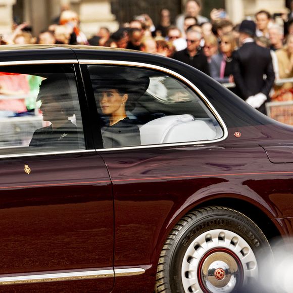 Meghan Markle, duchesse de Sussex - Procession du cercueil de la reine Elizabeth II d'Angleterre de l'Abbaye de Westminster à Wellington Arch à Hyde Park Corner, près du palais de Buckingham, au son de Big Ben et de coups de canon. Londres,  le 19 septembre 2022.
