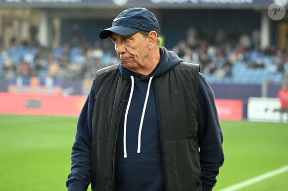 Longtemps adjoint fidèle de Laurent Blanc, il a marqué Bordeaux, le PSG et l’équipe de France par sa rigueur et son sens du jeu.

Jean-Louis GASSET, entraineur du Montpellier Herault SC, lors du match Montpellier Herault SC vs. Stade Rennais FC pour la J24 de la Ligue 1 McDonald's au Stade de la Mosson, le 2 mars 2025. @Valentina Claret/PsnewZ/Bestimage
