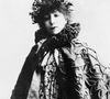 Dans sa carrière, elle a notamment incarné la comédienne Sarah Bernhardt à l’écran.

1er janvier 1890 – Paris, France – L’illustre actrice française SARAH BERNHARDT (20.10.1844 – 26.03.1923) était principalement connue pour son travail théâtral, mais elle est également apparue dans quelques films. On disait que la Grande Dame du théâtre français méprisait le cinéma, et pourtant, elle a continué à tourner jusqu’à sa mort.

(Crédit image : © Keystone Press Agency/ZUMA Press Wire)