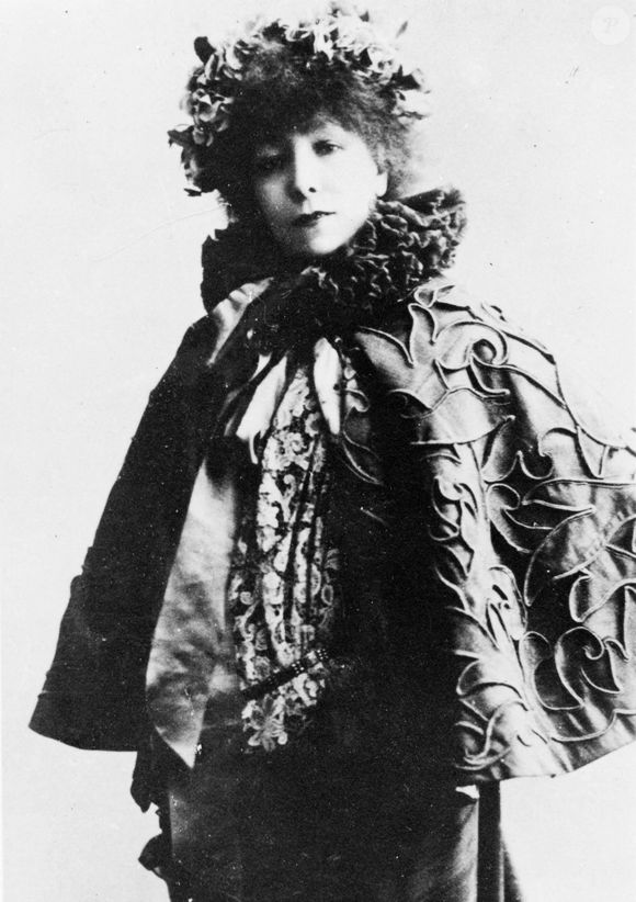 Dans sa carrière, elle a notamment incarné la comédienne Sarah Bernhardt à l’écran.

1er janvier 1890 – Paris, France – L’illustre actrice française SARAH BERNHARDT (20.10.1844 – 26.03.1923) était principalement connue pour son travail théâtral, mais elle est également apparue dans quelques films. On disait que la Grande Dame du théâtre français méprisait le cinéma, et pourtant, elle a continué à tourner jusqu’à sa mort.

(Crédit image : © Keystone Press Agency/ZUMA Press Wire)