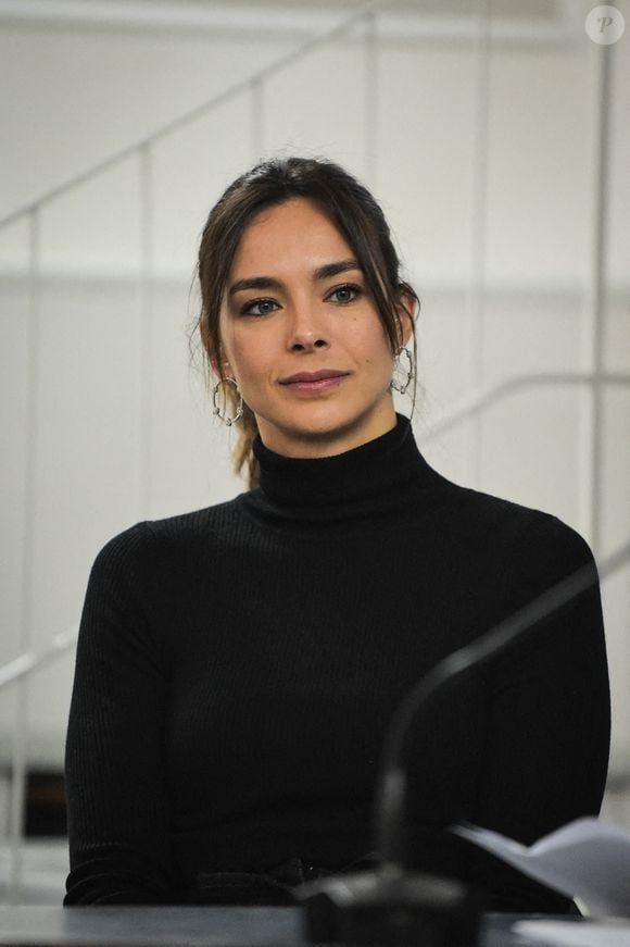 La Française Marine Lorphelin, médecin généraliste, mannequin et Miss France 2013, regarde pendant une visite de presse au Centre de ressources et de compétences de la mucoviscidose (CRCM) à l'hôpital Necker-Enfants malades - AP-HP à Paris, France, le 4 décembre 2023. Photo by Firas Abdullah/ABACAPRESS.COM