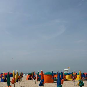 Le Normandy est un hôtel emblématique de Deauville, réputé pour son architecture anglo-normande et sa célèbre toile de Jouy.

Malika Ménard de passage au mythique hôtel Normandy, à Deauville.