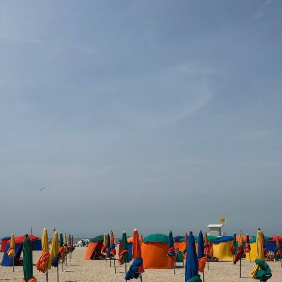 Le Normandy est un hôtel emblématique de Deauville, réputé pour son architecture anglo-normande et sa célèbre toile de Jouy.

Malika Ménard de passage au mythique hôtel Normandy, à Deauville.