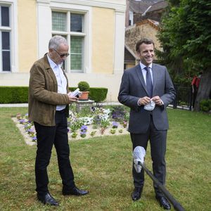 Emmanuel Macron avait séjourné dans cette maison de Fabrice Luchini pour achever son ouvrage Révolution en 2016.

Fabrice Luchini récite des fables de la Fontaine - Le président Emmanuel Macron et sa femme Brigitte visitent la maison natale de Jean de La Fontaine à Château-Thierry le 17 juin 2021. © Eliot Blondet / Pool / Bestimage