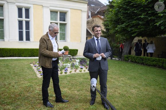Emmanuel Macron avait séjourné dans cette maison de Fabrice Luchini pour achever son ouvrage Révolution en 2016.

Fabrice Luchini récite des fables de la Fontaine - Le président Emmanuel Macron et sa femme Brigitte visitent la maison natale de Jean de La Fontaine à Château-Thierry le 17 juin 2021. © Eliot Blondet / Pool / Bestimage