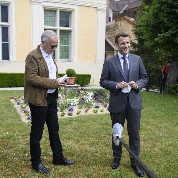 Emmanuel Macron avait séjourné dans cette maison de Fabrice Luchini pour achever son ouvrage Révolution en 2016.

Fabrice Luchini récite des fables de la Fontaine - Le président Emmanuel Macron et sa femme Brigitte visitent la maison natale de Jean de La Fontaine à Château-Thierry le 17 juin 2021. © Eliot Blondet / Pool / Bestimage