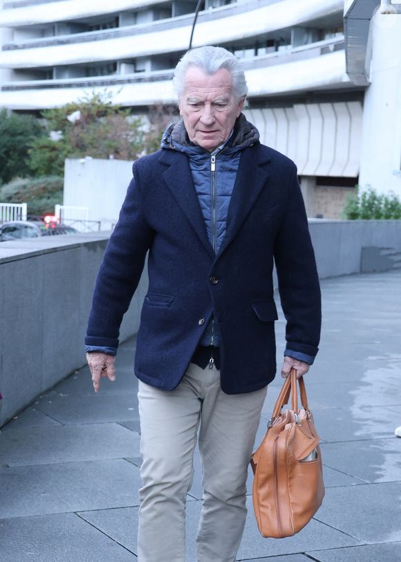 Il possède une maison de famille dans le Calvados, au pays d’Auge, près de Pont-l’Evêque.

William Leymergie - Célébrités se rendent aux studios de Europe 1 à Paris le 19 Novembre 2025.
Agence / Bestimage