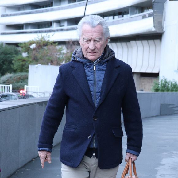 Il possède une maison de famille dans le Calvados, au pays d’Auge, près de Pont-l’Evêque.

William Leymergie - Célébrités se rendent aux studios de Europe 1 à Paris le 19 Novembre 2025.
Agence / Bestimage