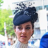 Kate Middleton radieuse aux côtés du prince William, la reine Camilla ose la même couleur de tenue qu'elle