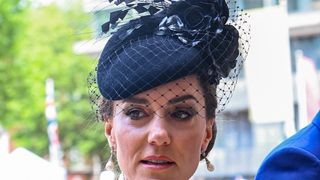 Kate Middleton radieuse aux côtés du prince William, la reine Camilla ose la même couleur de tenue qu'elle