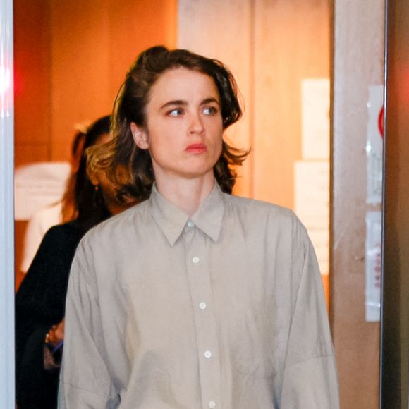 La cour d’appel de Paris a condamné Christophe Ruggia à cinq ans de prison, dont deux fermes sous bracelet électronique.

L'actrice française Adèle Haenel retourne dans la salle d'audience après une interruption de séance du procès en appel du réalisateur français Christophe Ruggia pour agression sexuelle sur sa personne lorsqu'elle avait entre 12 et 14 ans, au palais de justice de Paris, France. © Julien Sarkissian/Bestimage