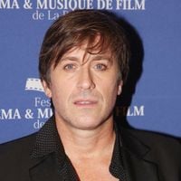 Thomas Dutronc dévoile l’un des meilleurs endroits pour “ne plus penser à rien”, une plage sublime où l’eau est translucide