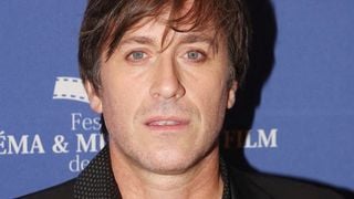 Thomas Dutronc dévoile l’un des meilleurs endroits pour “ne plus penser à rien”, une plage sublime où l’eau est translucide