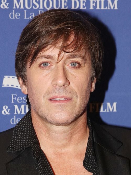 Thomas Dutronc dévoile l’un des meilleurs endroits pour “ne plus penser à rien”, une plage sublime où l’eau est translucide