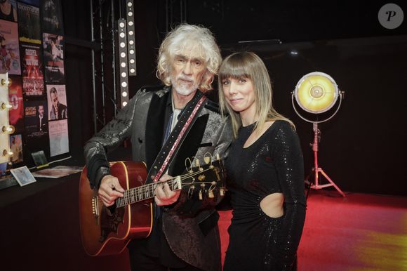 Exclusif - Louis Bertignac et sa femme Laetitia - Backstage - Enregistrement de l'émission "300 Choeurs chantent pour les fêtes" à Paris, le 23 décembre 2022. © Jack Tribeca / Bestimage
