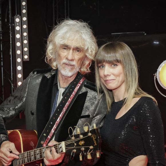 Exclusif - Louis Bertignac et sa femme Laetitia - Backstage - Enregistrement de l'émission "300 Choeurs chantent pour les fêtes" à Paris, le 23 décembre 2022. © Jack Tribeca / Bestimage