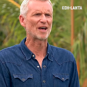 Denis Brogniart annonce à Jérôme Molas la bonne nouvelle : il est en finale de Koh-Lanta.