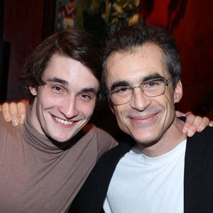 “Hier, c'était la fête du père à la remise des diplômes de SciencesPo ! Bravo, mon Aurélien magnifique. Absolument fier de toi.” a écrit le philosophe
Aurelien Enthoven et son père Raphael Enthoven au lancement du livre de Raphael Enthoven, 'L'esprit Artificiel' organisé par Five Eyes Production au Buddha Bar à Paris, France le 23 janvier 2024. Photo : Jerome Dominé/ABACAPRESS.COM