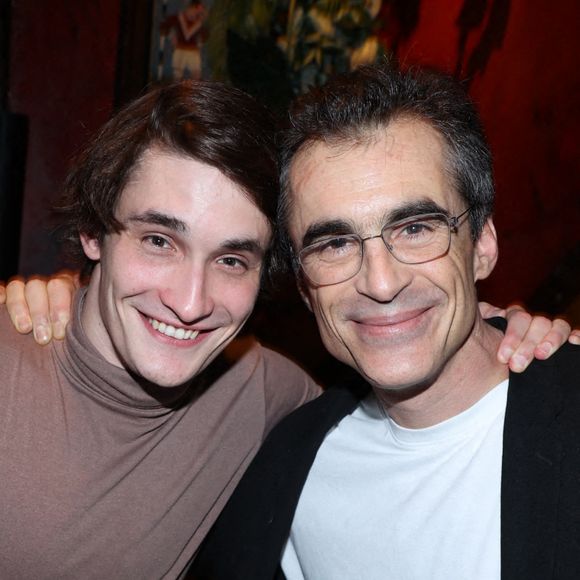 “Hier, c'était la fête du père à la remise des diplômes de SciencesPo ! Bravo, mon Aurélien magnifique. Absolument fier de toi.” a écrit le philosophe

Aurelien Enthoven et son père Raphael Enthoven au lancement du livre de Raphael Enthoven, 'L'esprit Artificiel' organisé par Five Eyes Production au Buddha Bar à Paris, France le 23 janvier 2024. Photo : Jerome Dominé/ABACAPRESS.COM