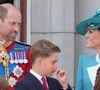 Et il fera sa toute dernière rentrée avec sa soeur Charlotte et le prince Louis à la Lambrook School avant de débuter ses études secondaires
Le prince William, prince de Galles, Le prince Louis de Galles, Le prince George de Galles, Catherine (Kate) Middleton, princesse de Galles, La princesse Charlotte de Galles - Les membres de la famille royale britannique au balcon de Buckingham Palace lors de la cérémonie Trooping the Colour à Londres, le 14 juin 2025. Affecté par le crash du Boeing 787 Dreamliner à Ahmedabad du 12 juin, le souverain et les officiels porteront un brassard noir en hommage aux plus de 270 victimes. Bon nombre d'elles étaient des ressortissants britanniques.
© Jams Whatling / Bestimage