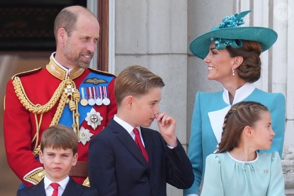 Et il fera sa toute dernière rentrée avec sa soeur Charlotte et le prince Louis à la Lambrook School avant de débuter ses études secondaires

Le prince William, prince de Galles, Le prince Louis de Galles, Le prince George de Galles, Catherine (Kate) Middleton, princesse de Galles, La princesse Charlotte de Galles - Les membres de la famille royale britannique au balcon de Buckingham Palace lors de la cérémonie Trooping the Colour à Londres, le 14 juin 2025. Affecté par le crash du Boeing 787 Dreamliner à Ahmedabad du 12 juin, le souverain et les officiels porteront un brassard noir en hommage aux plus de 270 victimes. Bon nombre d'elles étaient des ressortissants britanniques.
© Jams Whatling / Bestimage