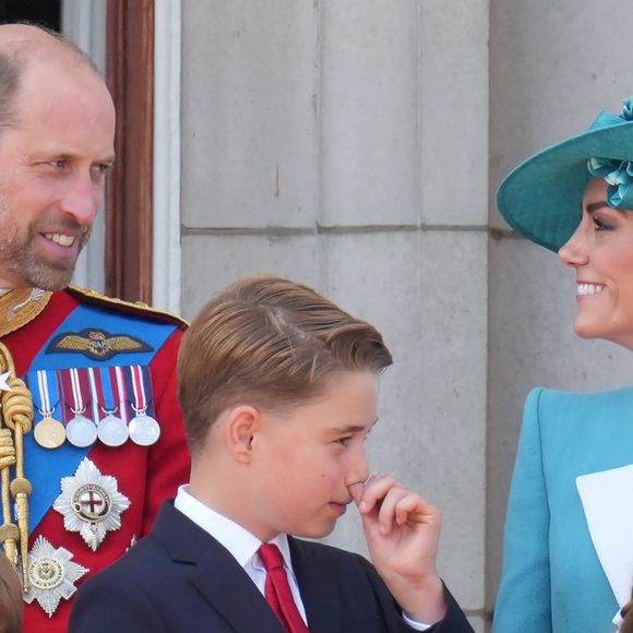 Et il fera sa toute dernière rentrée avec sa soeur Charlotte et le prince Louis à la Lambrook School avant de débuter ses études secondaires

Le prince William, prince de Galles, Le prince Louis de Galles, Le prince George de Galles, Catherine (Kate) Middleton, princesse de Galles, La princesse Charlotte de Galles - Les membres de la famille royale britannique au balcon de Buckingham Palace lors de la cérémonie Trooping the Colour à Londres, le 14 juin 2025. Affecté par le crash du Boeing 787 Dreamliner à Ahmedabad du 12 juin, le souverain et les officiels porteront un brassard noir en hommage aux plus de 270 victimes. Bon nombre d'elles étaient des ressortissants britanniques.
© Jams Whatling / Bestimage