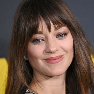 Nouveau look pour Marion Cotillard !

Marion Cotillard assiste à la première de la saison 4 de "The Morning Show" à New York, au Museum of Modern Art à New York.

Photo : Anthony Behar / SiPUS / ABACAPRESS.COM