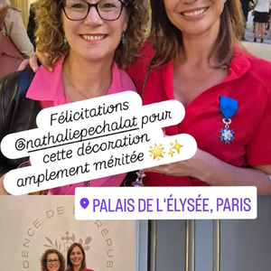 Elle arborait une sublime robe rouge portefeuille, élégante et cintrée, sur laquelle était fièrement épinglée sa nouvelle médaille au fameux ruban bleu. 

Nathalie Péchalat décorée à l'Elysée