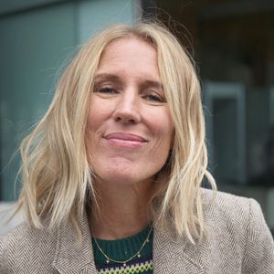 "Il ne faut pas non plus fantasmer la mère que l'on sera, ou le père que sera son conjoint, comment sera le coparent. J'avais imaginé un père que mon mari n'est pas du tout... Mais qui est génial quand même ! Il est fantastique, mais pas là où je l'avais imaginé".

Exclusif - Agathe Lecaron arrive dans les studios de Radio France à Paris le 13 septembre 2022.

© Panoramic / Bestimage