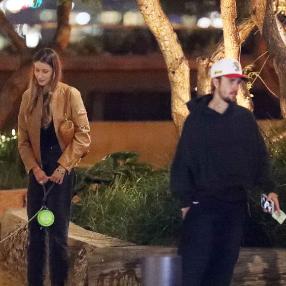 Exclusif - Hailey Bieber-Baldwin et son mari Justin Bieber quittent le restaurant italien Madeo après y avoir dîné avec des amis à Los Angeles, le 16 avril 2024. 
Crédit : The ImageDirect / Bestimage