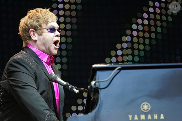 "Ces quinze derniers mois ont été extrêmement difficiles, car je ne pouvais rien voir, rien regarder, rien lire", a-t-il confié.

Le 9 juin 2012, Chesterfield, Angleterre, Royaume-Uni : Sir ELTON JOHN en concert au Proact Stadium, Derbyshire. (Crédit image : © Glenn Ashley/ZUMA Press Wire)